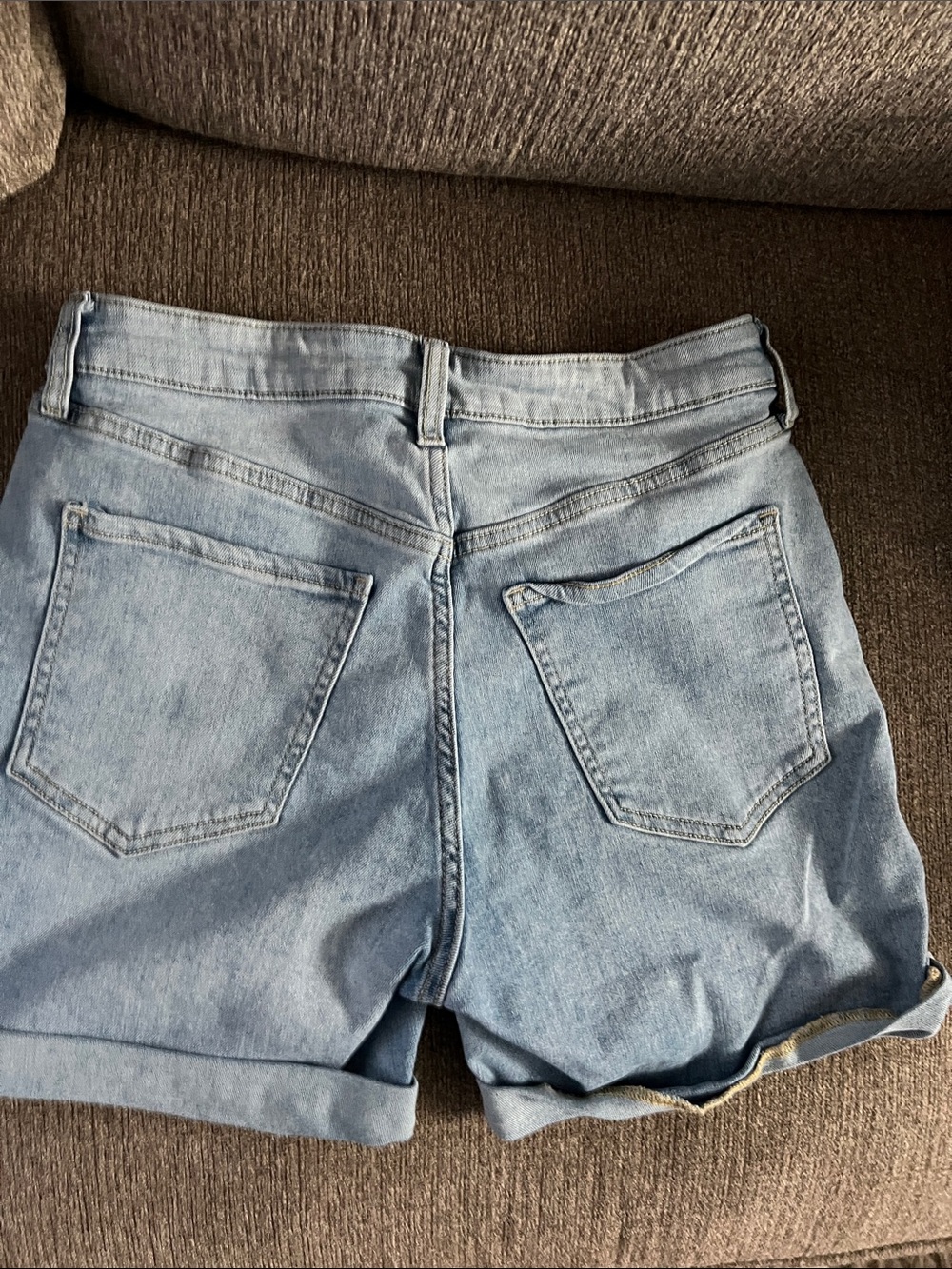 Old Navy Light Blue Denim Rolled-Hem Women’s Shorts - Picture 4 of 6